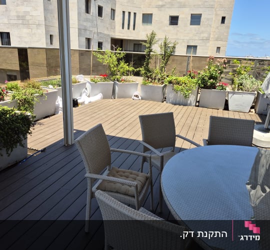 מרפסת עם צמחים ועציצים על רצפת עץ
